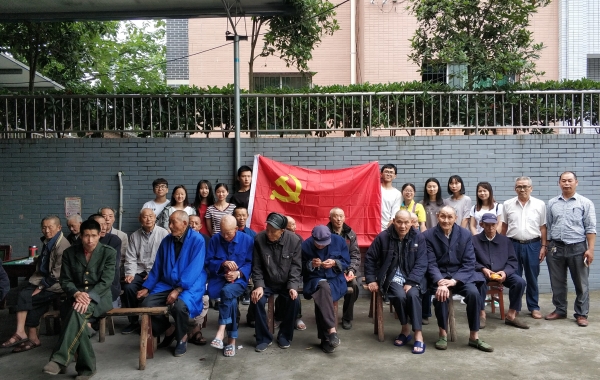 与幸福院的老人合影留念_看图王.jpg