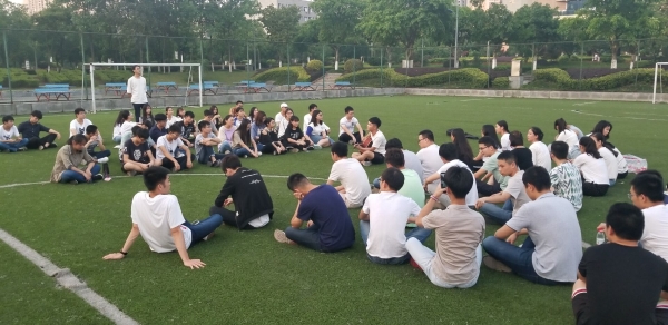 1529392990767077642.jpg 同学们认真观看表演.jpg