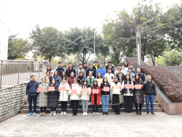 老师与获奖同学合影.jpg