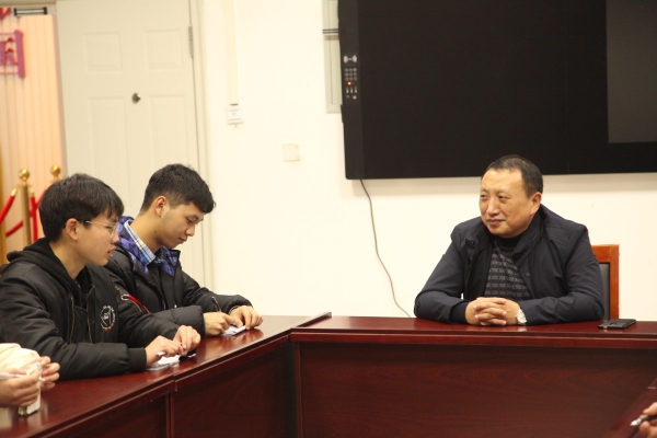 1577415609967090056.jpg 黄伟九董事长与同学交流.jpg