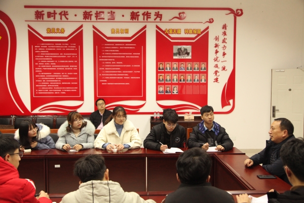 1577415675284045516.jpg 黄伟九董事长与同学交流 (2).jpg